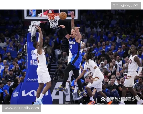 快船与国王激战三月二十七日NBA季后赛争夺战精彩回顾与分析