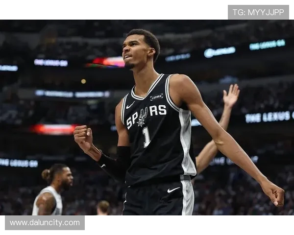 文班亚马首场比赛表现抢眼五次盖帽并成功隔扣字母哥引发热议