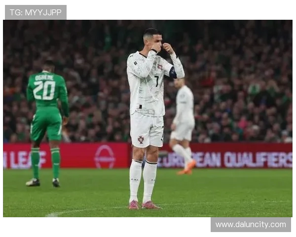 球迷疯狂冲进场内竟然抢走C罗球衣引发热议