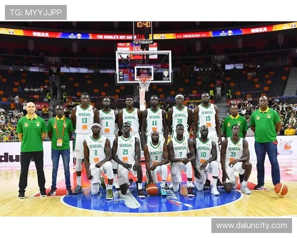 立陶宛男篮迎战塞内加尔全力争胜展现实力与团队合作精神